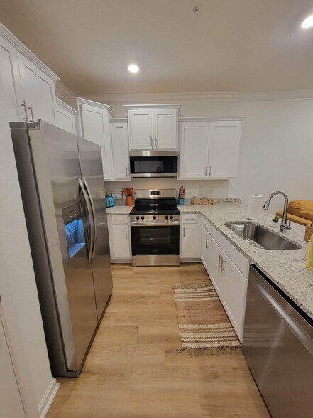 Kitchen with new stainless steel appliances - 4209 Lost Bay Dr