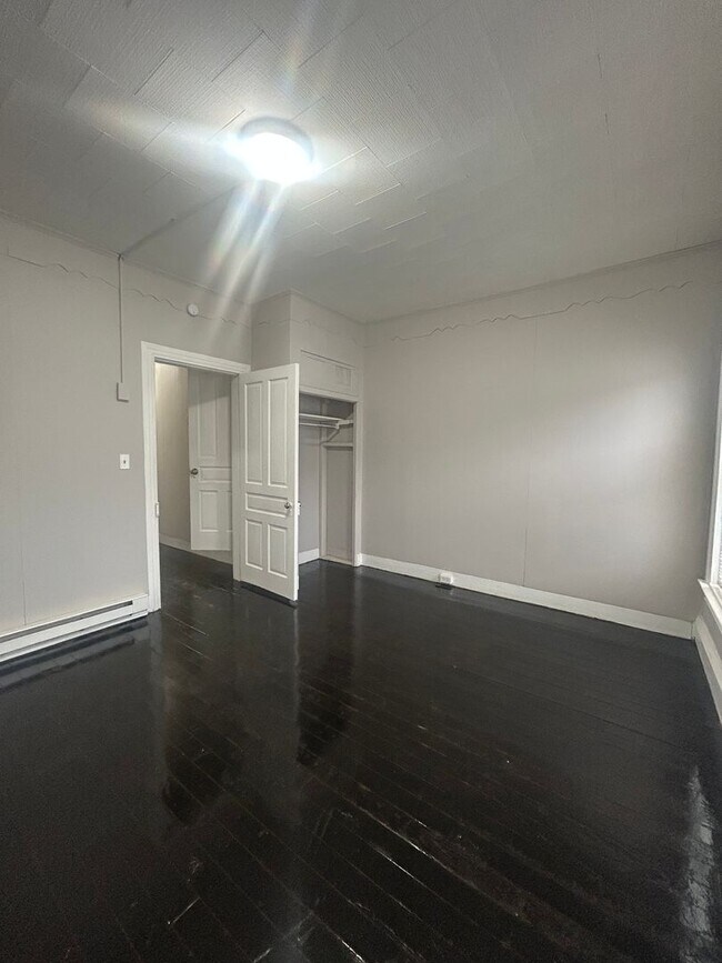 Building Photo - 4 Bedroom in York City