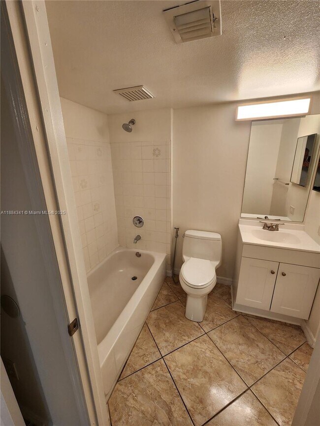 Building Photo - 2433 Centergate Dr