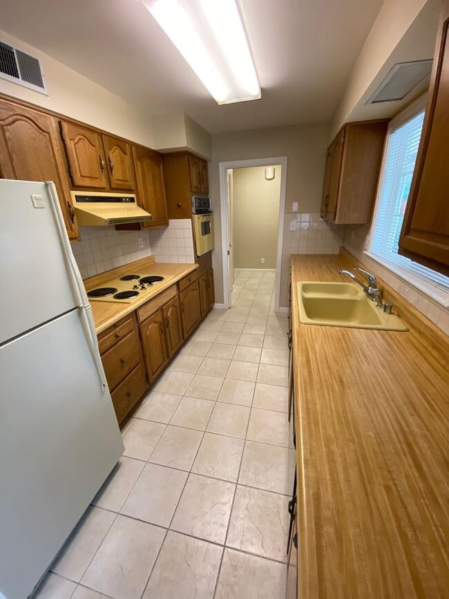 Building Photo - 3 Bed 2 Bath, Single Family Home In Walnunt Creek