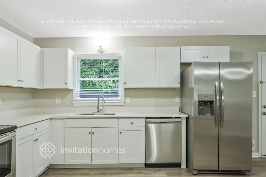 Building Photo - 300 E Country Woods Dr