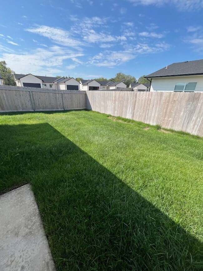 Building Photo - Beautiful 3-Bedroom Family Home for Rent in Fox Run!