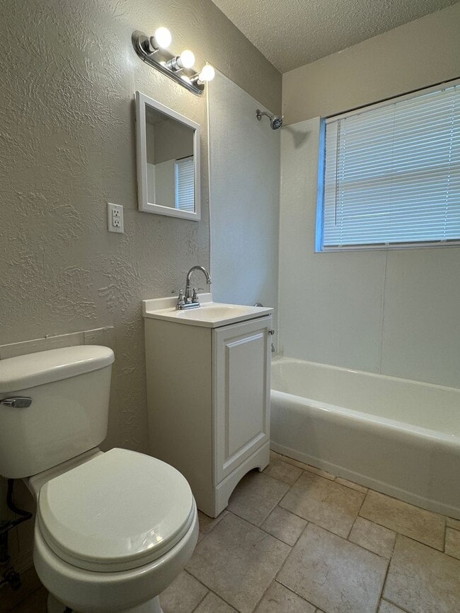 Building Photo - 3310 SW Salinas Dr