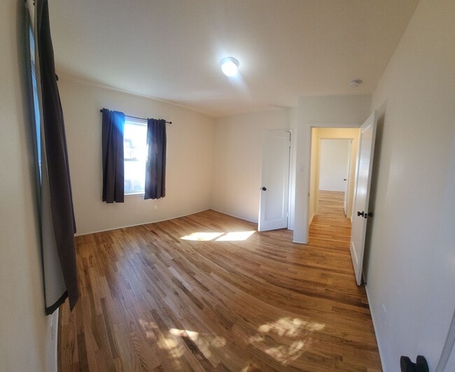 Building Photo - Well maintained 5 bedroom 2 bath with garage