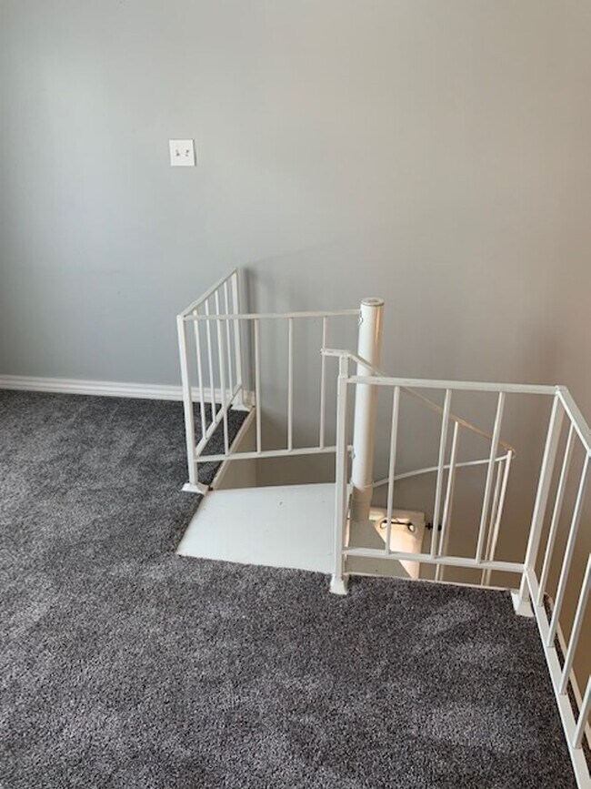 Building Photo - Spacious 3 bedroom 3.5 Baths 2 Home Office...
