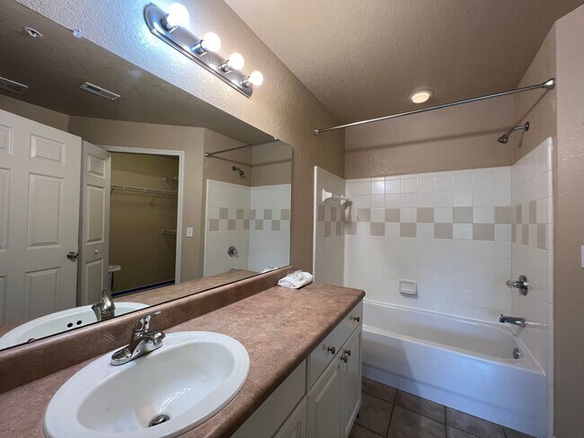 Building Photo - Beautiful 2-bedroom, 2-bath Condo available in sought after Admirals Walk private gated community.