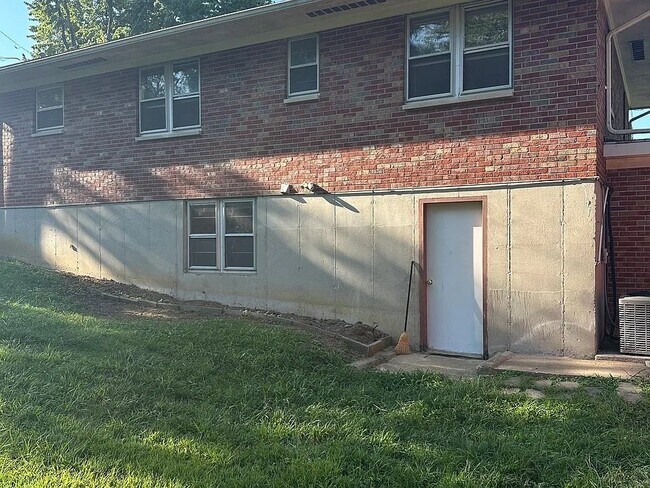Building Photo - 9 Fairway Dr