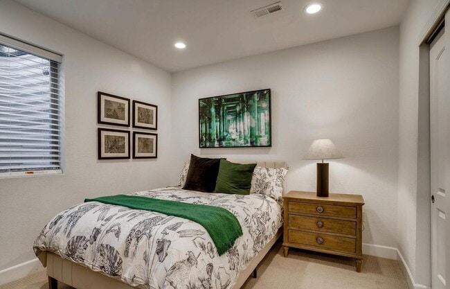 Building Photo - Executive & Modern 5BR/4BA Luxury Home. MO...