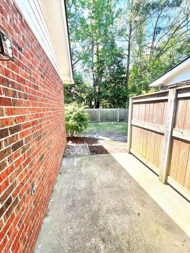 Building Photo - 1600 Sturdivant Dr