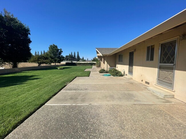 Building Photo - Custom home located next to Oakdale Country Club!