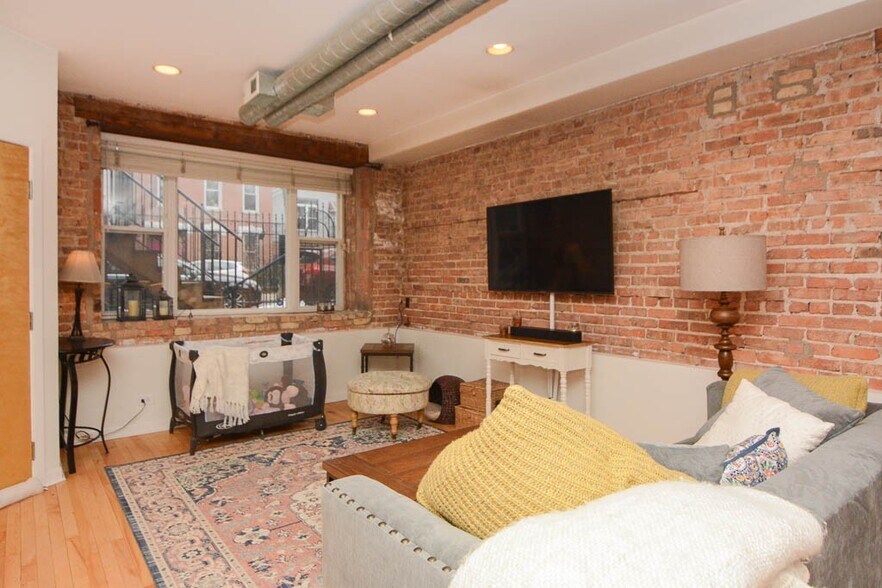 Building Photo - 1726 W Erie St