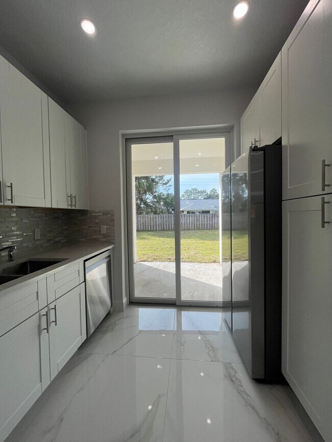 Building Photo - BEAUTIFUL BRAND NEW DUPLEX!!