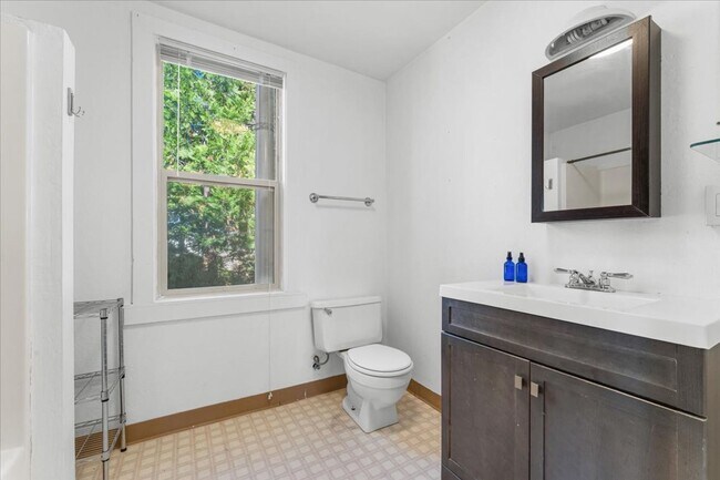 Building Photo - 405 - BEAVER DUPLEX