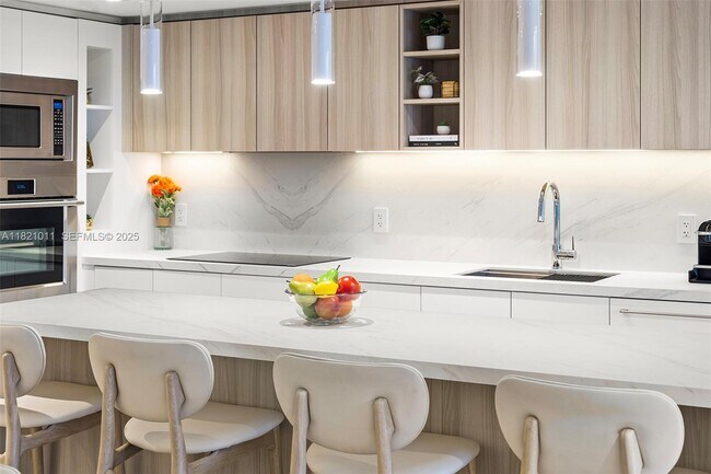 Building Photo - 2301 Collins Ave