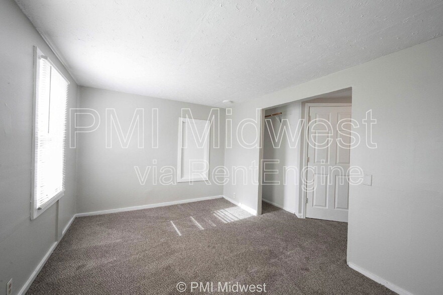 Building Photo - 2011 Applegate St