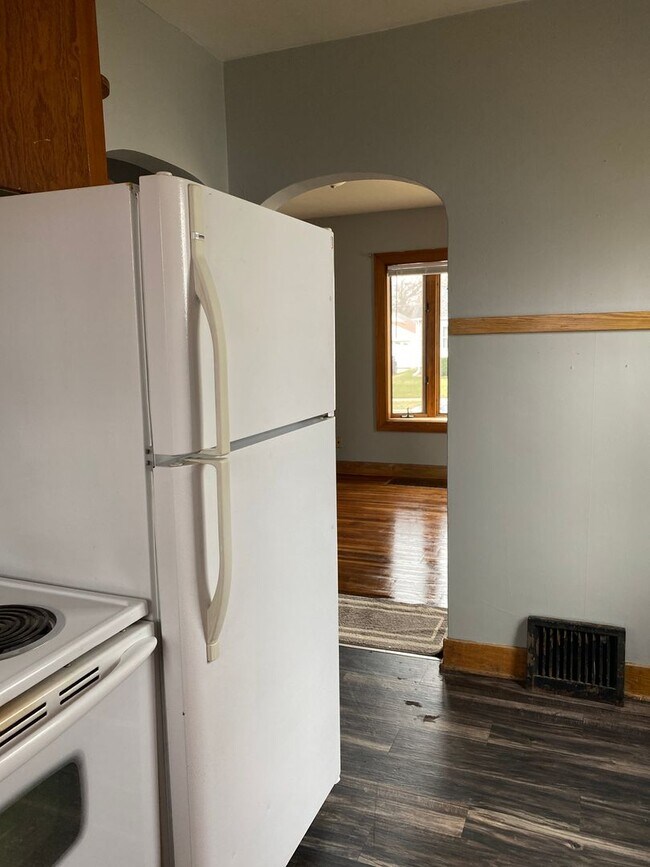 Building Photo - 2 Bedroom 1 Bath with garage! 1717 Hawthor...