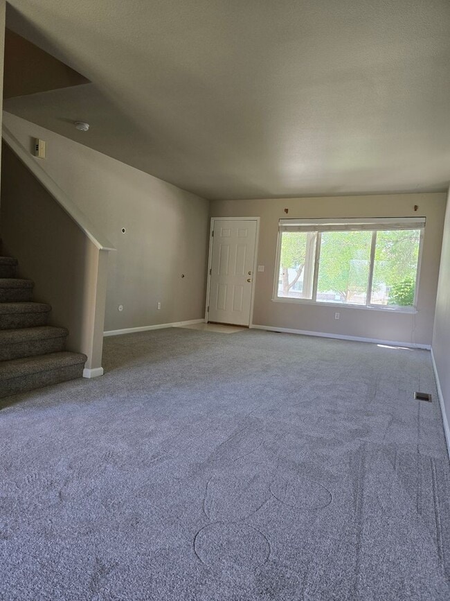 Building Photo - Wonderful Townhome