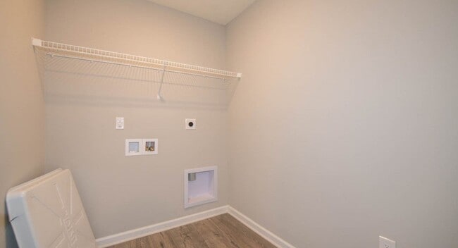 Building Photo - 4 Bed 2.5 Bath