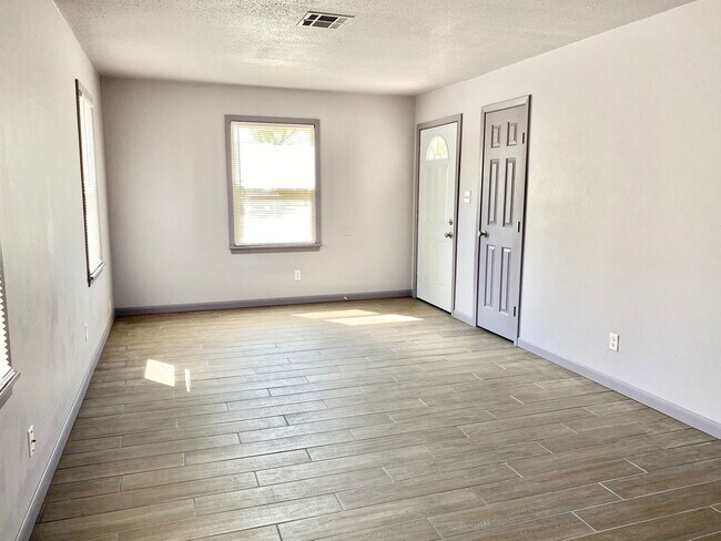 Building Photo - 709 E Steed Dr