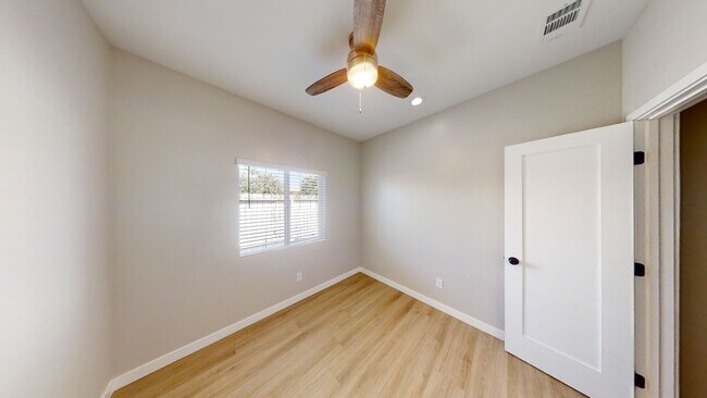 Building Photo - 4BD/2BA, Quick Walk to Campus!