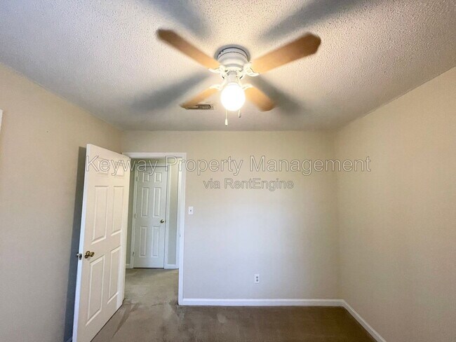 Building Photo - 642 Clinton Way W