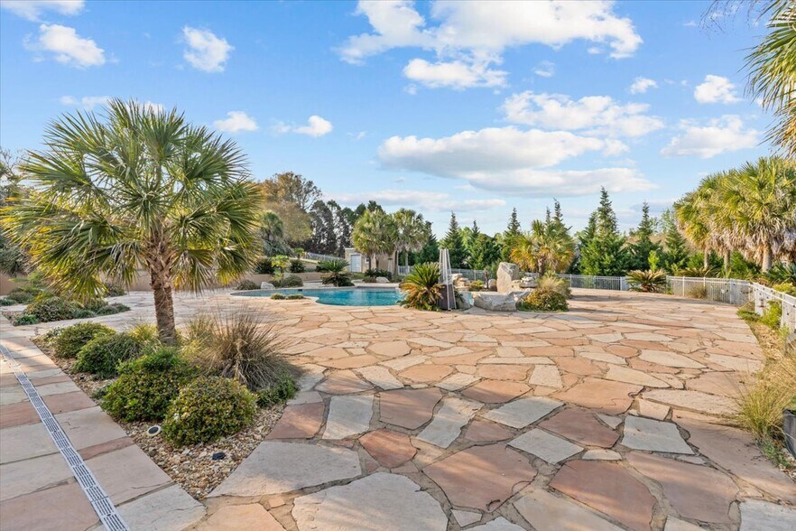 Building Photo - 200 Asphodel Dr
