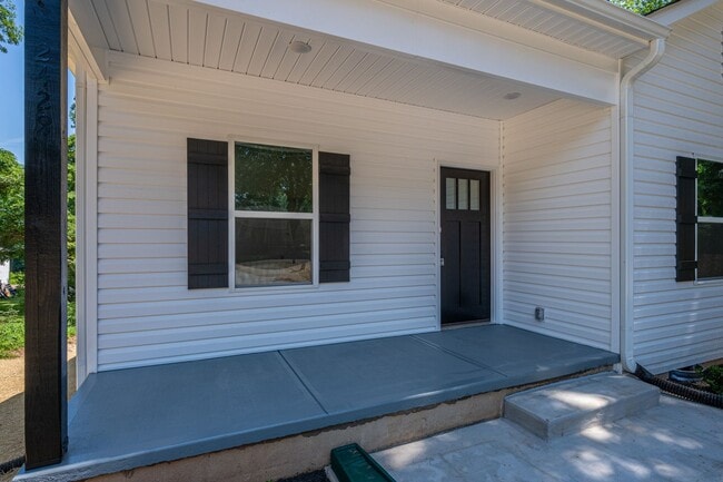 Building Photo - Your New Home Awaits in Hickory!