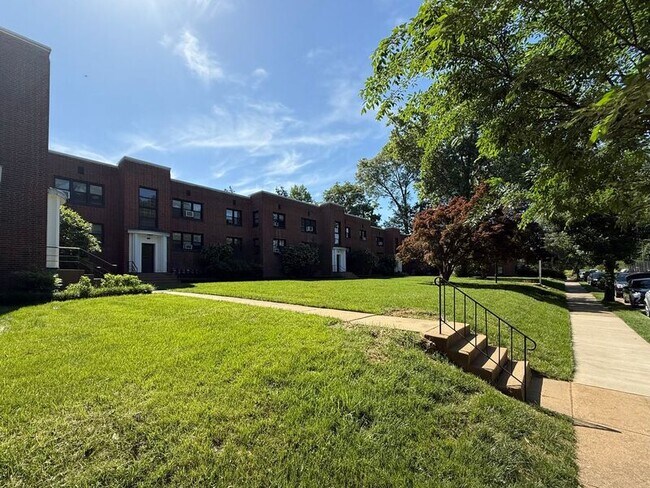 Building Photo - 1400 Kenmore Ave