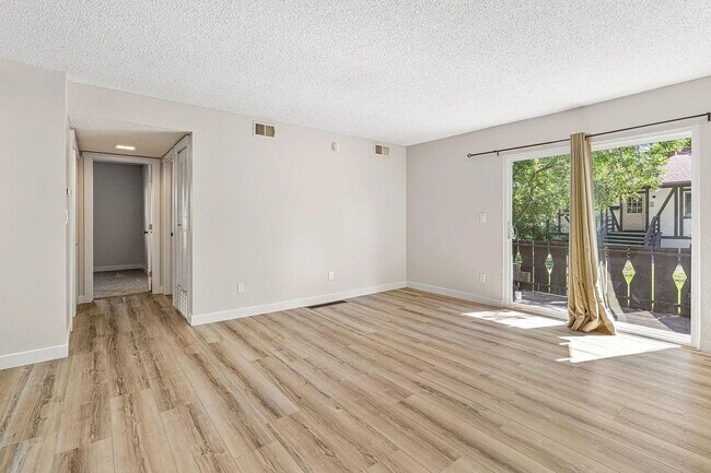 Building Photo - Updated 2 Bed/1 Bath Apartment in Desirable, Quiet Neighborhood