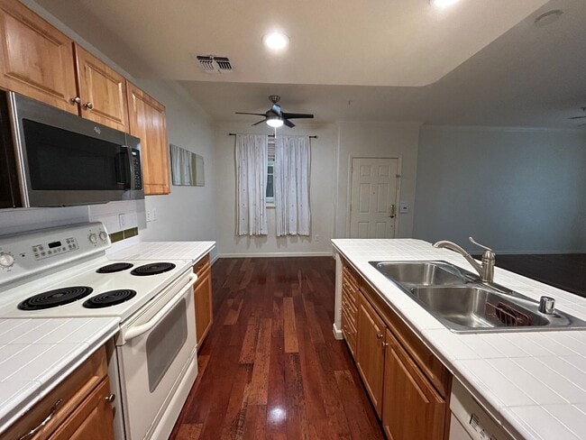 Building Photo - Nice condo located in Balboa Park. Water/Sewer/Garbage included