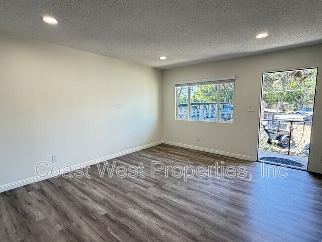 Building Photo - 1618 1/2 Reed Avenue