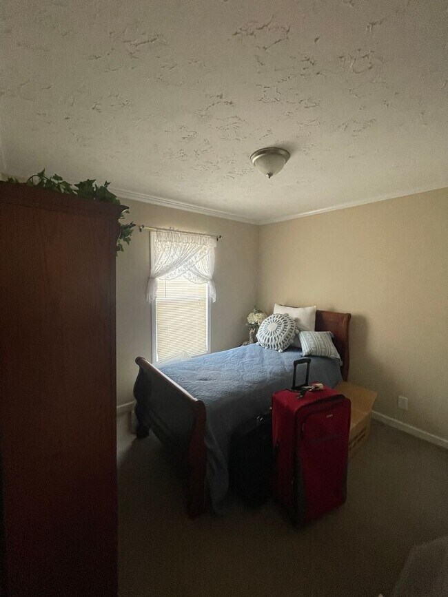 Building Photo - 3 Bedroom 2 Bath Home with large Sunroom i...