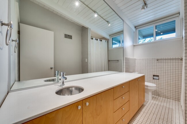 Building Photo - 524 N Manus Dr