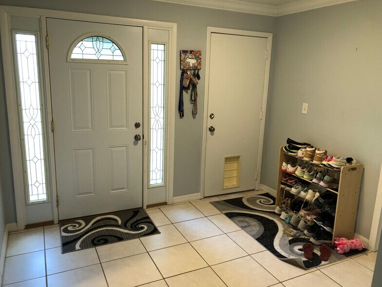 Entry - 5643 Minute Man Ct