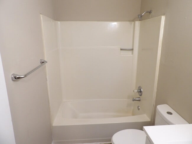 Building Photo - 207 Landings Dr