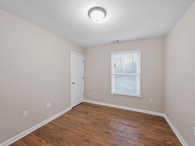 Building Photo - Fantastic 4 bedroom 2 bath home - Housing Vouchers Accepted