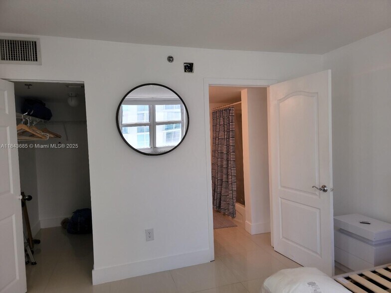 Building Photo - 1200 Brickell Bay Dr