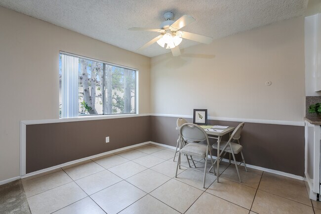 Building Photo - 220 E Live Oak St