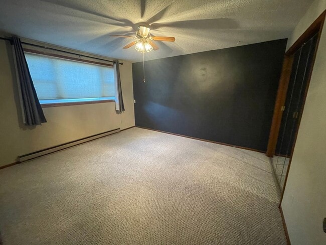Building Photo - 2 bd/1.5 Bath Townhome FOR RENT!!