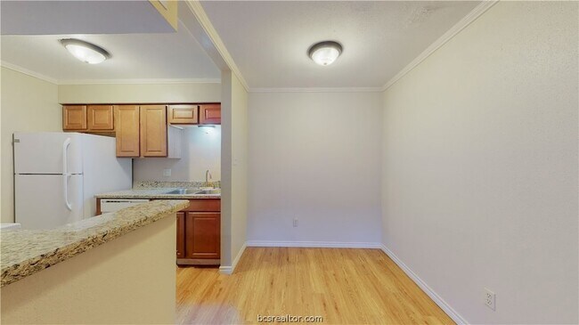 Building Photo - 904 University Oaks Blvd