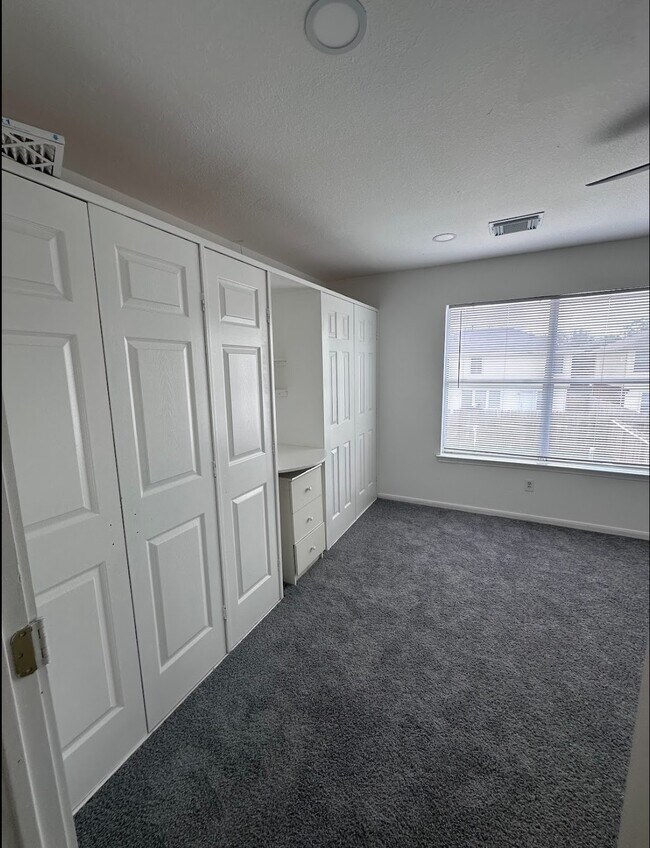 Building Photo - 9611 Rads Point