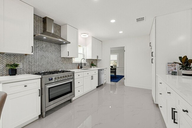 Building Photo - 2415 Moss Hill Dr