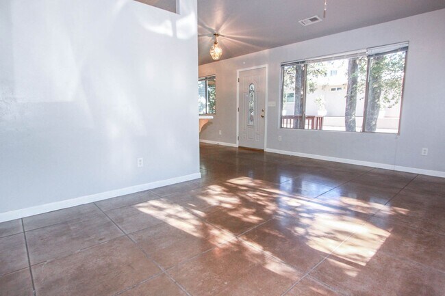 Building Photo - 202 Robinson Dr