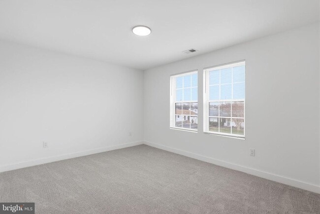 Building Photo - 65 Oaktree Dr