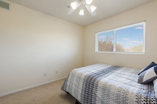 Building Photo - 1601 Great Western Dr