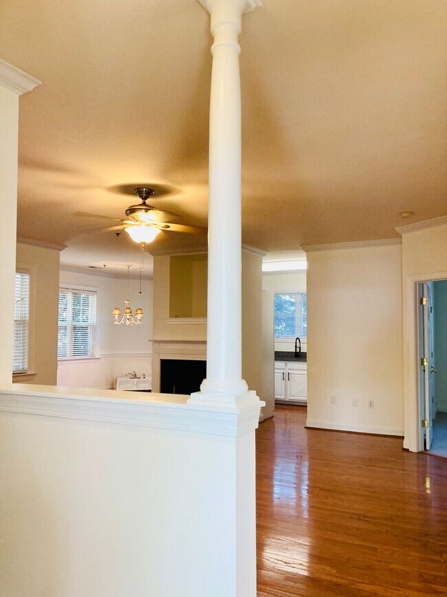 Building Photo - Renovated Southpark condo!