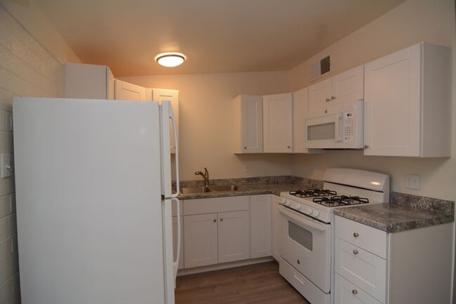 Building Photo - Remodeled 2 Bedroom 1 Bath Triplex! Close to the UofA!
