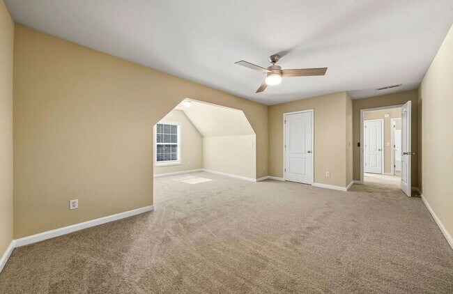 Building Photo - 4750 Ferncrest Pl