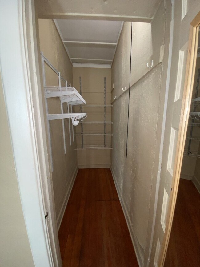 Building Photo - 1 Bed 1 Bath Historic Preserved Douglas Ap...