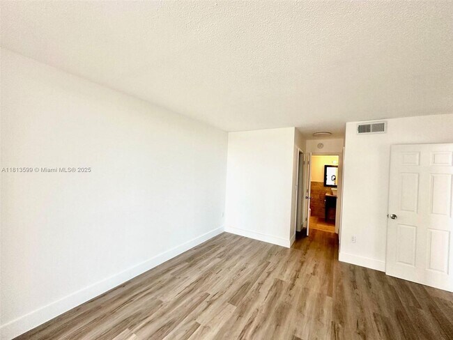 Building Photo - 1301 NE Miami Gardens Dr